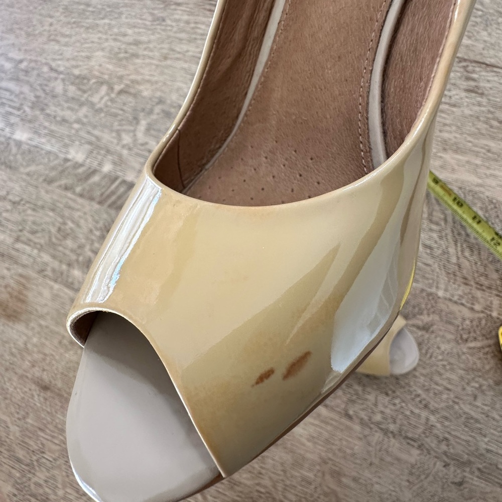 Clarks NWOB Artisan Indigo Nude Tan Patent Peep Toe Pumps Heels Dress Shoes 6.5 - Picture 3 of 15